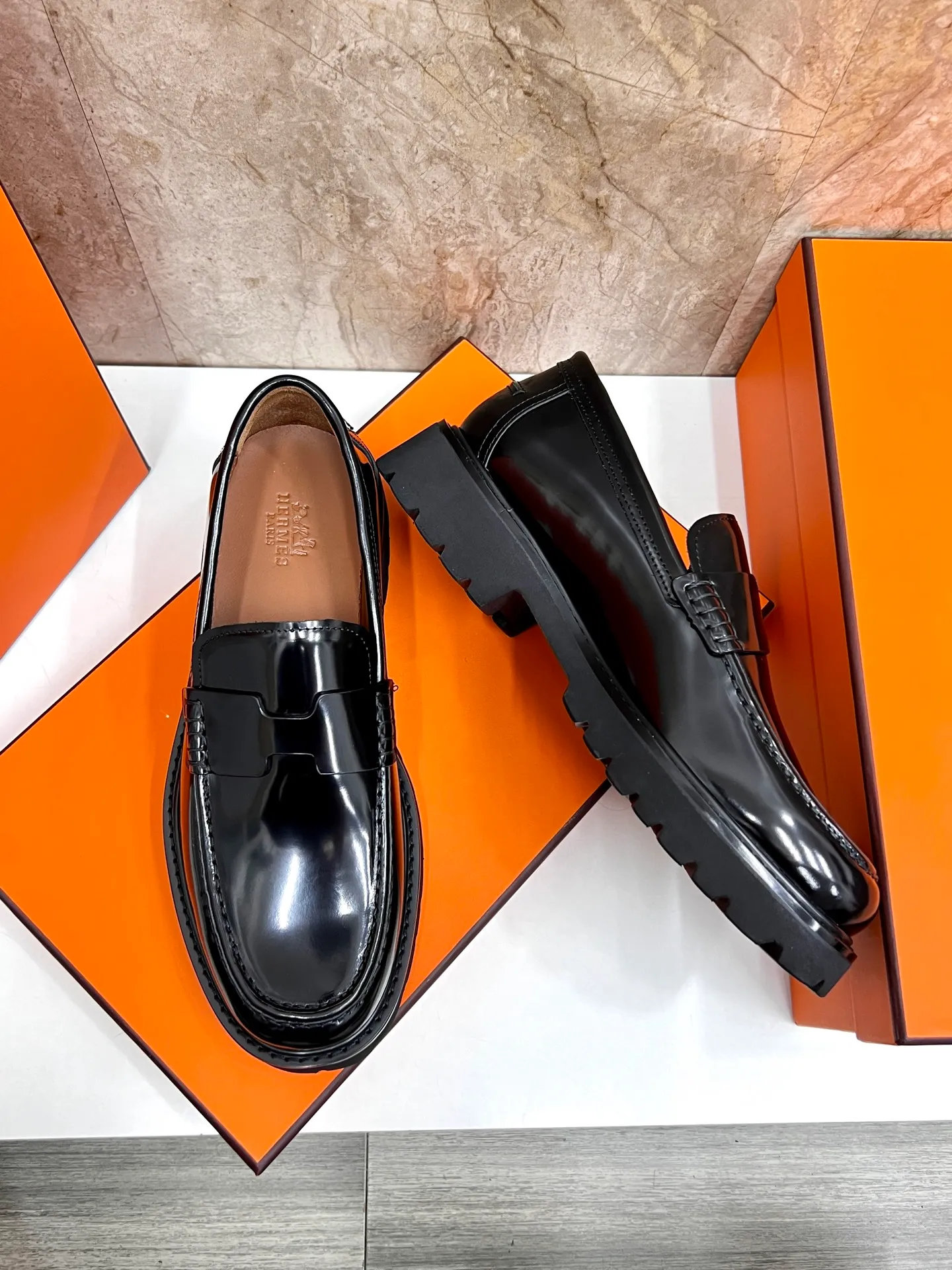 Original order quality P840 Brand: Hermès Standard code: Men's code: 39.40.41.42.43.44. (38.45 custom-made Grade: Same as the official website Original order quality Material: Original cowhide Original breathable cowhide lining Original outsole Style category: Men's fashionable casual leather shoes Color: Actual picture